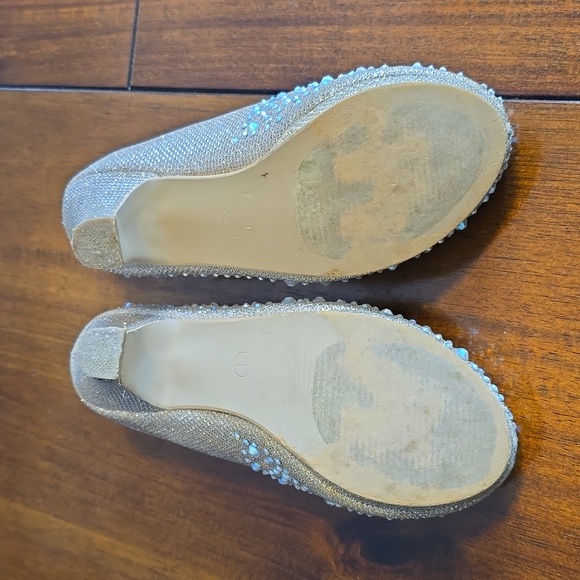 Champagne color size 1Y heels - Picture 5 of 7